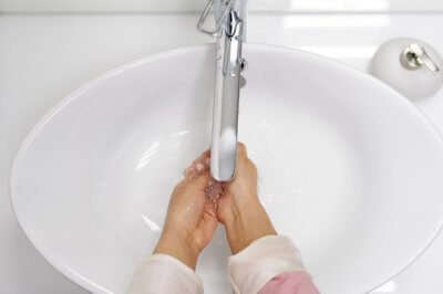 手を洗う子どもの両手