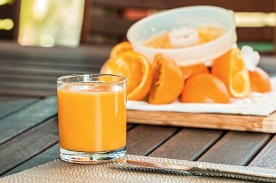 オレンジジュースとグラス