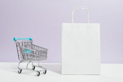 ショッピングカートと白い買い物袋