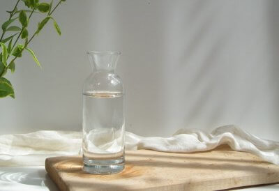 木のプレートと水のグラス